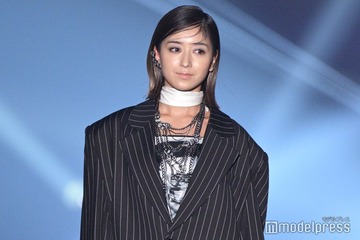 みちょぱ、ミニ丈ボトムから美脚披露 シックコーデで印象ガラリ【TGC熊本2025】 画像