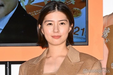 佐久間由衣、美脚透けるミニ丈ショット公開「圧巻の脚線美」「さすがのスタイル」と反響 画像