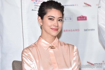 森星、“ギリギリ”ミニ丈から美脚堂々披露「骨格が桁違い」「着こなせるのがすごい」と驚きの声 画像