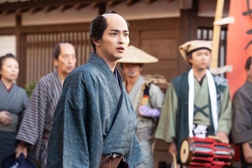 大河「べらぼう」冒頭で描かれた蔦重（横浜流星）＆瀬川（小芝風花）の“夫婦生活” やりとりに反響「粋な計らい」「切なすぎる」 画像