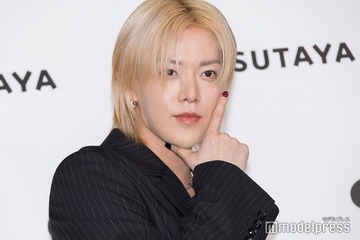 NCT 127ユウタ、人気アーティストとの“警察コスプレ”韓国プリクラ公開「食事連れてってもらって」 画像