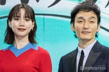 のん、スラリ美脚際立つ穴開きスカートで登場 草なぎ剛からの“オファー”に驚き【新幹線大爆破】 画像