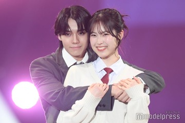 「今日好き」“たくはる”林田拓也、村谷はるなをバックハグ お揃い指ハートポーズで登場【サツコレ2025S/S】 画像