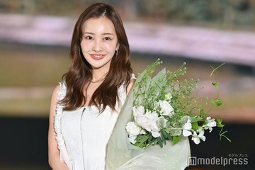 板野友美、ほっそり二の腕輝くオールホワイトコーデで登場【GirlsAward 2025SS】 画像