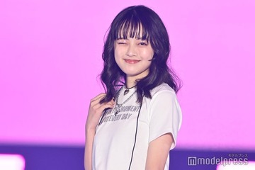 上坂樹里、シルバーチェーンが新鮮 白T×デニムのシンプルコーデ【GirlsAward 2025SS】 画像