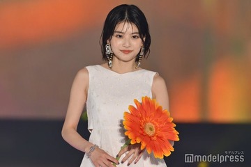 出口夏希、純白ワンピ＆大ぶりアクセで存在感「non-no」モデルとして初ランウェイ【GirlsAward 2025SS】 画像