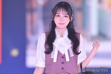 ≠ME鈴木瞳美、上品セットアップで美脚披露 大きめリボンで甘さ全開【GirlsAward 2025SS】 画像