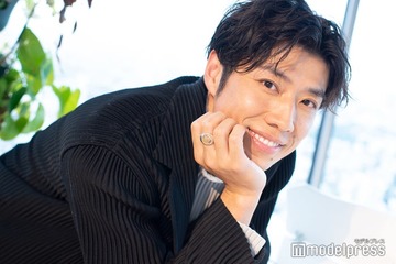 「バチェラー4」黄皓、妻とお揃いコーデ 手繋ぎショットに反響「2人ともスタイル抜群」「仲良しで微笑ましい」 画像