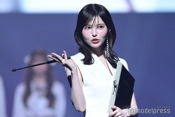 益若つばさ、Vネックドレスで色気放つ 教師ルック披露【TGC香川2025】 画像