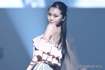 YouTuberさくら、ワンショルトップスから美背中のぞく【TGC香川2025】 画像