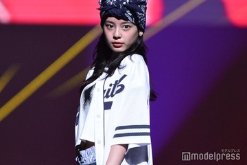 「今日好き」小國舞羽、ハーフパンツからスラリ美脚 バンダナ姿に視線集中【TGC香川2025】 画像