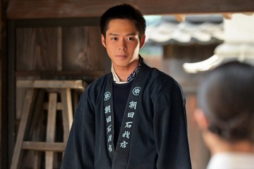 細田佳央太、吉田鋼太郎とのアドリブ秘話明かす 河合優実演じる蘭子に惹かれる部分とは【あんぱん】 画像