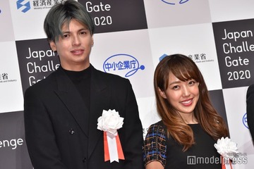 川崎希＆アレク夫妻、第3子の性別発表 ハイブランドベビーシューズで報告 画像