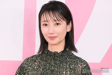 波瑠、ノースリーブワンピから美肌輝く 撮影裏側に「眩しい」「もぐもぐ姿も見られて幸せ」の声 画像