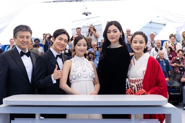 広瀬すず、10年ぶり「カンヌ国際映画祭」ヴィトンの白ドレス姿で登場 呼びかけに笑顔で応える【遠い山なみの光】 画像