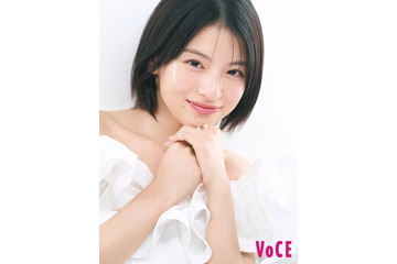 出口夏希、ピュアさ際立つオフショル姿「VOCE」3パターン表紙登場 画像