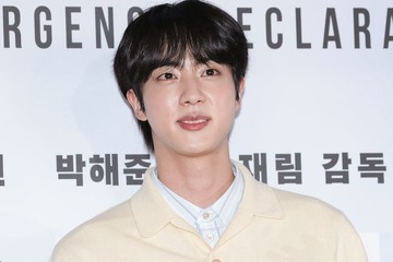 BTSジン、USJ降臨オフショットに反響「自撮りが反則級のかっこよさ」「スタイル良すぎ」 画像