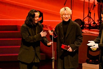 Creepy Nuts「Bling-Bang-Bang-Born」が最多7冠 次々授与のトロフィーに「危ないですけど頑張ります」【MUSIC AWARDS JAPAN】 画像