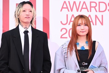 YOASOBI、レッドカーペットでお揃いスタイリング披露【MUSIC AWARDS JAPAN】 画像