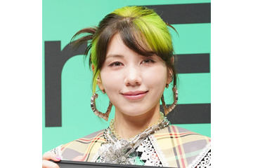「透明感すごい」仲里依紗、GUCCIをまとった美麗ブルーコーデに反響「お肌がめちゃくちゃ綺麗」 画像