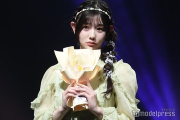 「今日好き」秋山みづき、花束贈るファンサで会場沸かす【学生ランウェイ2025 SUMMER】 画像