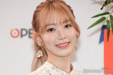 LE SSERAFIM・SAKURA、万博降臨ショットに反響「ミャクミャクカチューシャ可愛い」「おしゃれ」 画像