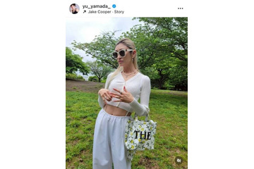 山田優、ほっそりお腹チラ見せの爽やかホワイトコーデSHOTを公開 画像