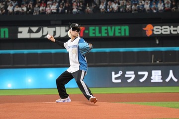 若手人気ラッパー・ピラフ星人、ファーストピッチでノーバン投球披露 ミニライブにファン熱狂 画像