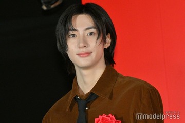 RIIZEアントン、プールで鍛え上げられた肉体美披露「色気すごい」「まさに水も滴るいい男」 画像