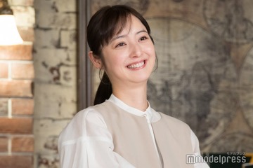 佐々木希、共演女優の美肌絶賛 本人反応で「美人同士のやりとり癒される」「写真が発光してる」の声 画像