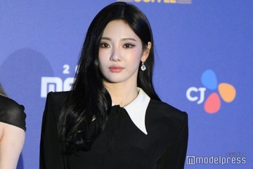 aespaニンニン、美デコルテ全開ドレス姿にファン釘付け「圧巻プロポーション」「上品」 画像