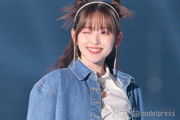 鈴木愛理、ウエスト透け衣装で美くびれ輝く「芸術的」「女神」と話題 画像