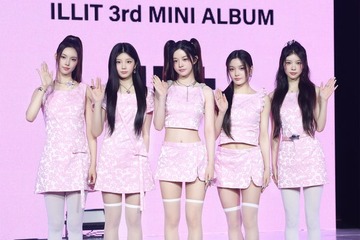 ILLIT、最新曲は“猫の伸びダンス”に注目 魔法少女コンセプトで伝えたいメッセージとは【「‘bomb’」メディアショーケース】 画像