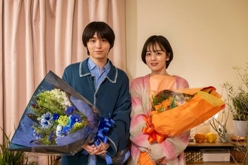 Hey! Say! JUMP伊野尾慧＆伊原六花「パラレル夫婦」クランクアップで固い握手 トラジャ松倉海斗からサプライズも 画像
