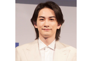 「王子様」町田啓太、大人の魅力たっぷりなスーツSHOTに反響「かっこよすぎる」 画像