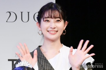 足立梨花、ミニスカ×ロングブーツで美脚輝く「スタイル良い」「眩しい」の声 画像