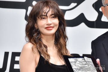 長谷川京子、ミニ丈×ルーズソックスで美脚輝く「さすがの着こなし」「スタイル良すぎ」の声 画像