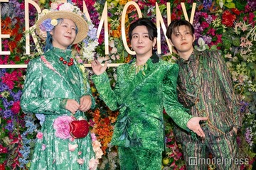 ミセス、植物モチーフ衣装で主催イベントに華やか登場 藤澤涼架はロングドレス&赤リンゴのバッグ【Mrs. GREEN APPLE presents「CEREMONY」】 画像