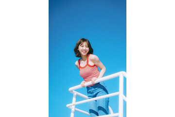 日向坂46富田鈴花、“楽園”までの船上で会心の笑顔 1st写真集新規カット解禁 画像