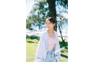 日向坂46富田鈴花、ブルーの水着姿で大人な表情 YouTube生配信特典ポスター解禁 画像