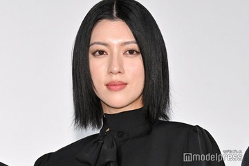 三吉彩花、ベッド寝転び素肌披露「ドキッとした」「肌真っ白で綺麗」と反響 画像