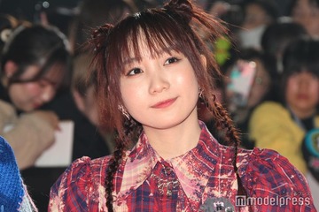 幾田りら、ミニ丈✕透けタイツで美脚際立つ ロンドン満喫コーデに「可愛すぎる」の声 画像