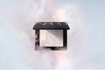 NARS、「ライトリフレクティング プリズマティックパウダー」に、透明感と上品な煌めきをプラスする新シェードが数量限定で登場！ 画像