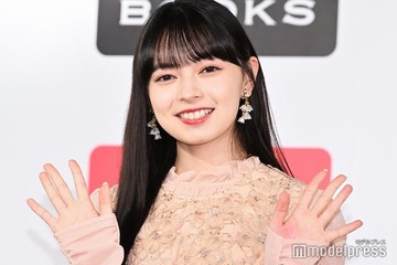 アンジュルム卒業の上國料萌衣、デコルテ輝く豪華ドレス姿に反響「本物の姫」「まさにプリンセス」 画像