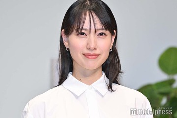 戸田恵梨香、美デコルテ大胆開放 ベアトップ姿に「着こなせるのがすごい」「見惚れる美しさ」の声 画像