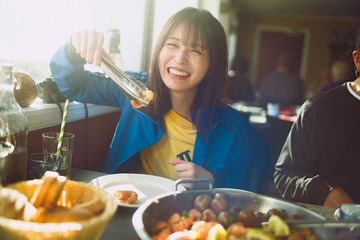 長濱ねる、2nd写真集先行カット第8弾解禁 料理を前に幸せそうな笑顔 画像