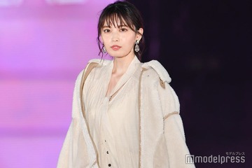 宮田聡子、ミニ丈から色白美脚スラリ 沖縄満喫ショットに反響「抜群スタイル」「憧れ」 画像