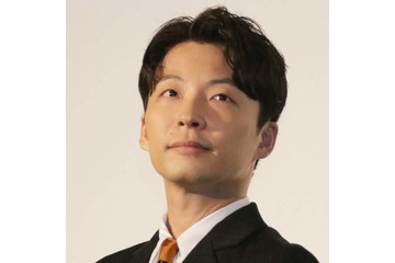 星野源、ソロデビュー15周年を報告！笑顔のモノクロSHOTを公開「こんな未来が待っているとは」 画像