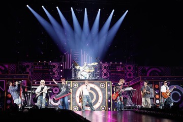 “STARTO初の8人バンド”B&ZAI、初のアリーナ公演で約3万人動員 ダンス・アクロ・ローラーでも個性放つ【B&ZAI LIVE 2025 First Beat】 画像