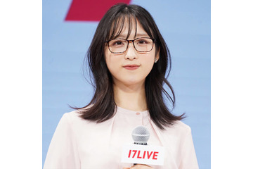 AKB48小栗有以、ミニ丈ふわふわスカートの美脚SHOTに反響「可愛すぎる」「最強アイドル」 画像